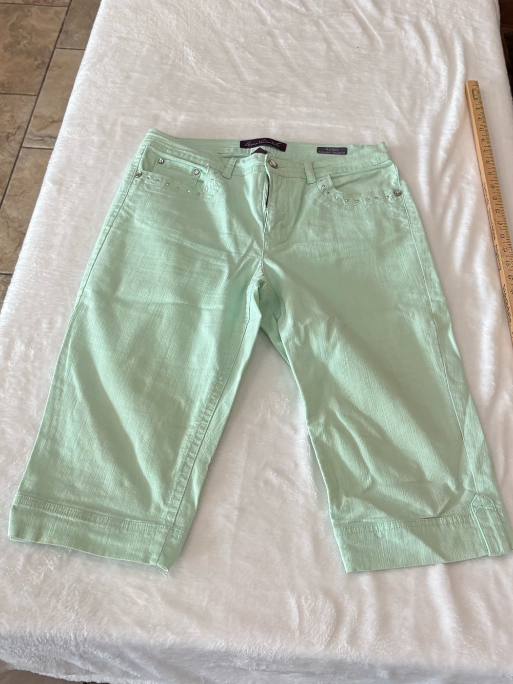 Gloria Vanderbilt Mint Green Bermuda capris with bling pockets